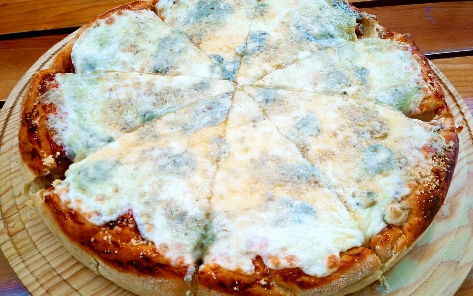 La pizza de cuatro quesos lleva mozzarella, gruyere, roquefort y parmesano (Luis Addams Torres)