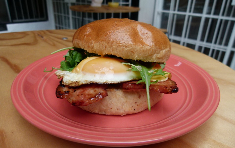 Las hamburguesas son otras de las recomendaciones a degustar en el lugar (Luis Addams Torres)