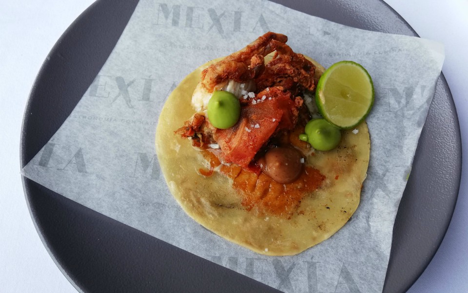 ¡A un lado, el Golfo! es un taco de jaiba suave y entera proveniente de Tampico, Tamaulipas (Mariana Grimaldo)