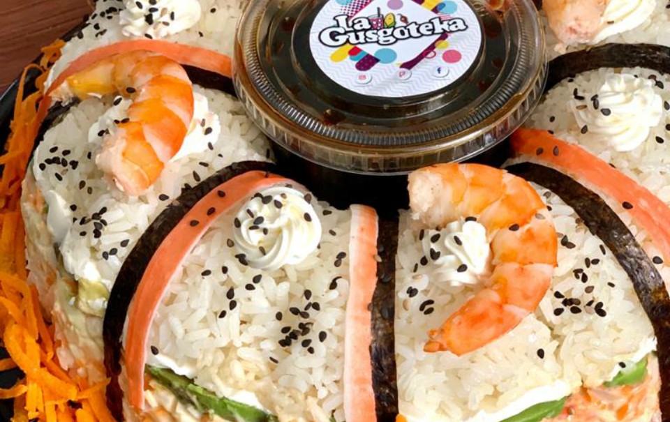 Una dona de sushi es otra de las opciones para casa o eventos especiales en La Gusgoteka (Cortesía)