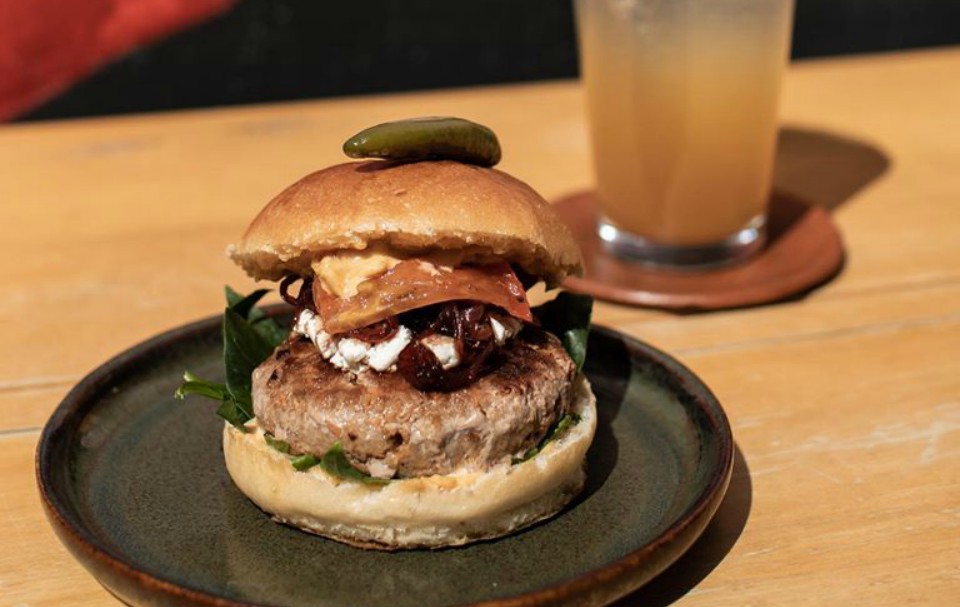 Entre los alimentos resulta muy recomendable la hamburguesa especial con pan brioche (Cortesia)