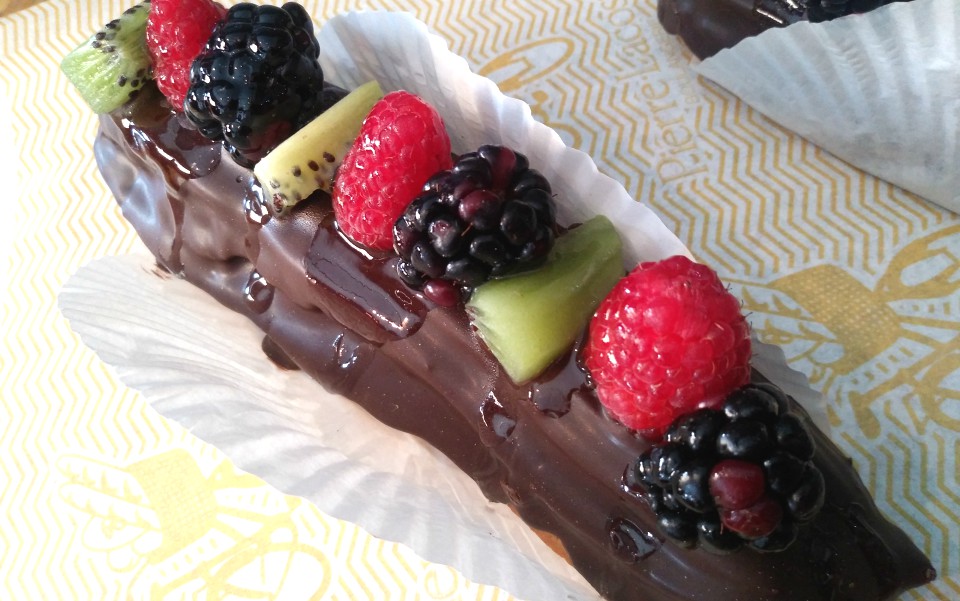 Los Eclairs de Frutas, hechos con masa choux, rellenos con crema pastelera (LAT)