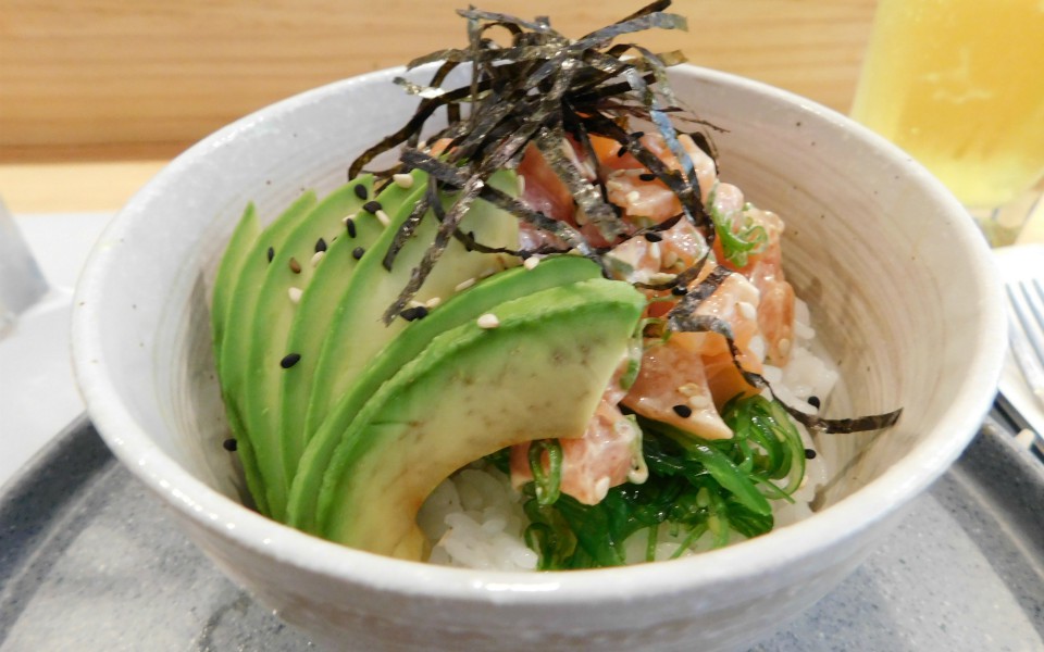 Domburi lleva arroz con aguacate, alga, hiyashi y semillas de ajonjolí (Andrea Rodriguez)