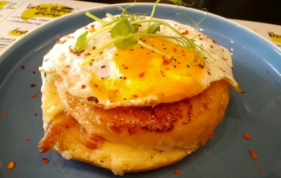 Dona Yapera con huevo fito, tocino y queso (LAT)