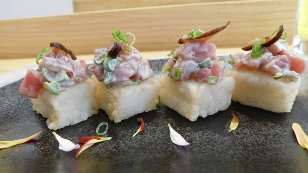 Oshizushi: cubitos de arroz frito prensado cubiertos con tartar de atún o salmón (Andrea Rodriguez)