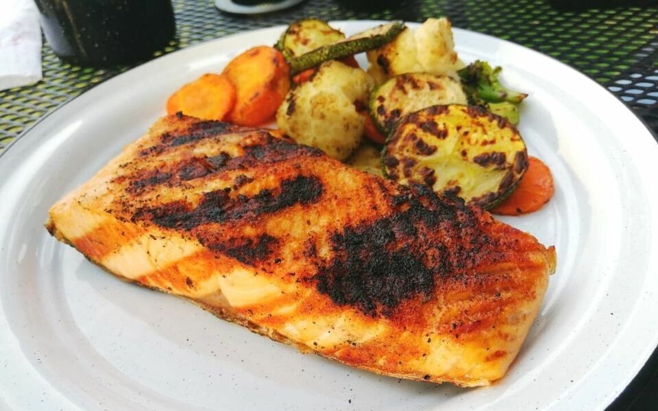 Salmón acompañado con verduras al grill (Mariana Grimaldo)