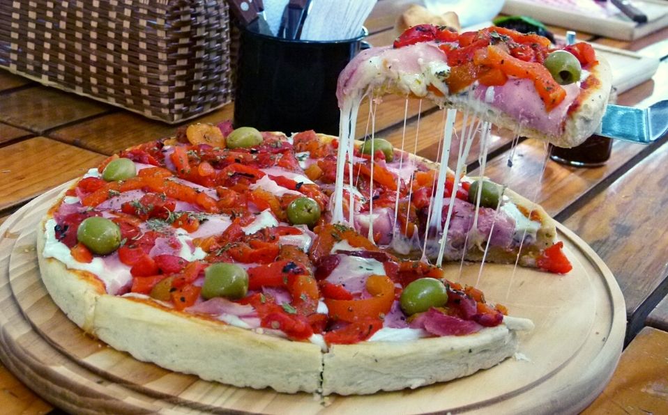 Se trata de una pizza media masa, que es alta, con mucho aire en medio (LAT)