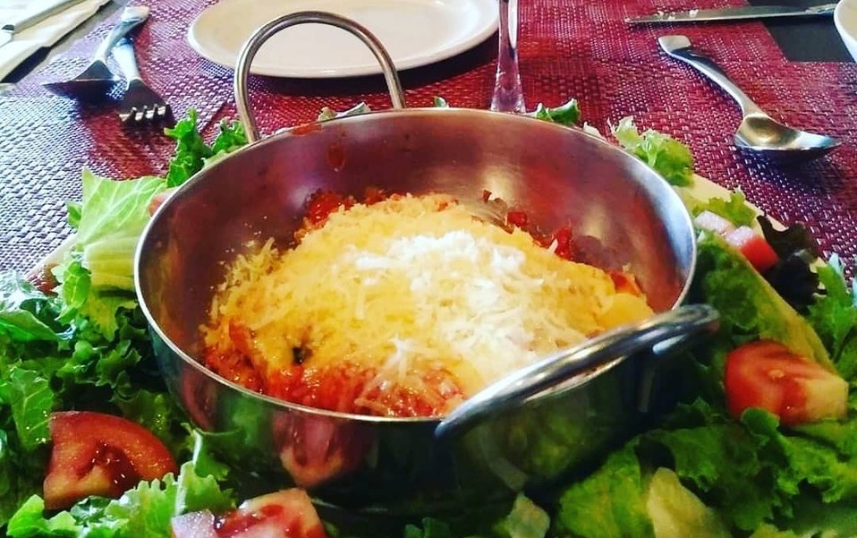 También puedes degustar su deliciosa lasagna (LAT)