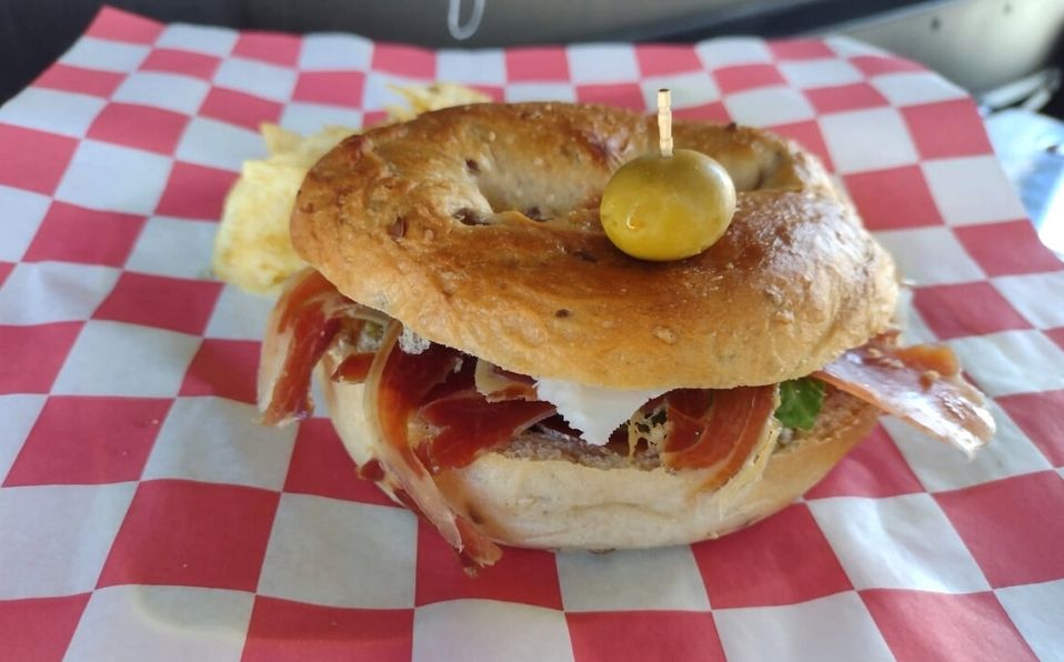 Bagel de jamón serrano y panela (Cortesía)